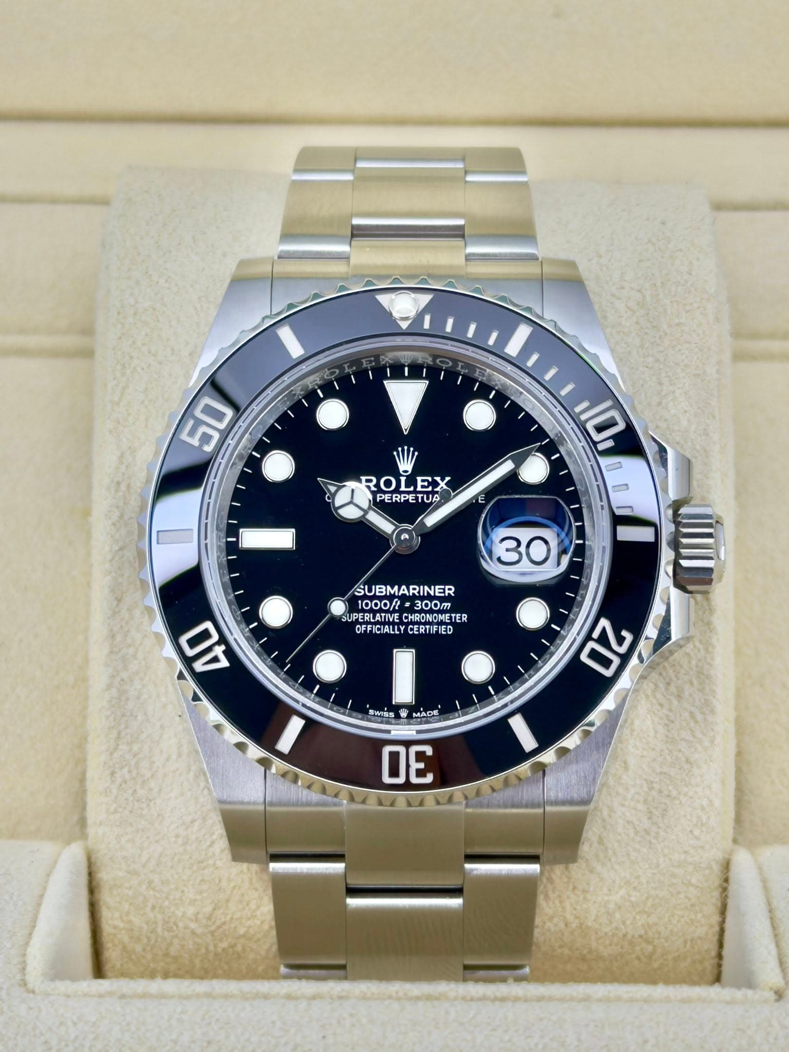 May be an image of wrist watch and text that says '50 ROLEX EX PERPETU TUA 10 0 30 SUBMARINER 1000ft 300m SUPERLATIVE CHRONOMETER CHRONOMETER ETER OFFICIA OFFICIALLYCERTIFIED…