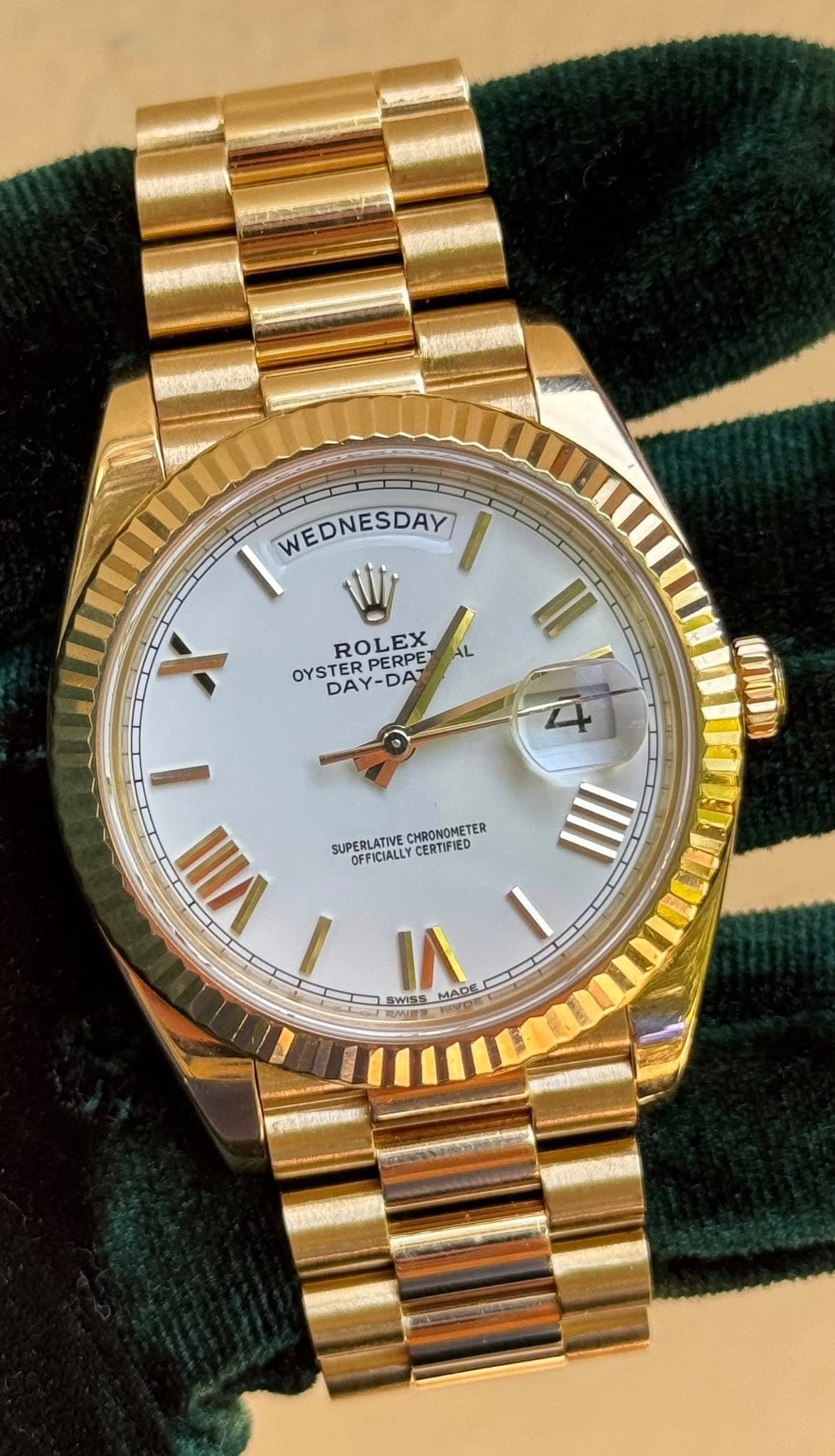 May be an image of wrist watch and text that says 'WEDNESDAY ROLEX STERPERPE AL OYSTER OYS DAY-DA7 PERPE ERPERPE X II I VIII SUPERLATIVE OFFICIALLY SUPERLATIVE.CRRNOMETER CERTIFIED…