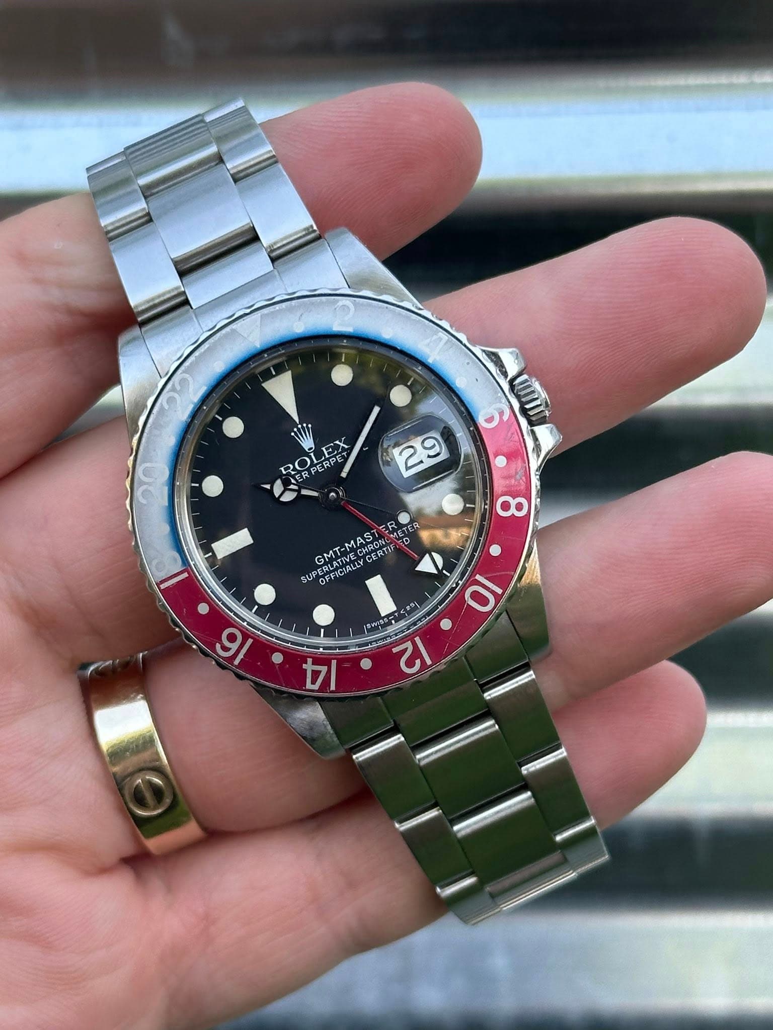 May be an image of wrist watch and text that says 'ه wm ERPER 29 2 8 1 MAS 2 気心そ GMT- LUSINTAMA LYCE CERTI CERTI SUP OFFIGIA 5 ges s 10 መክ ب 12 16 14'