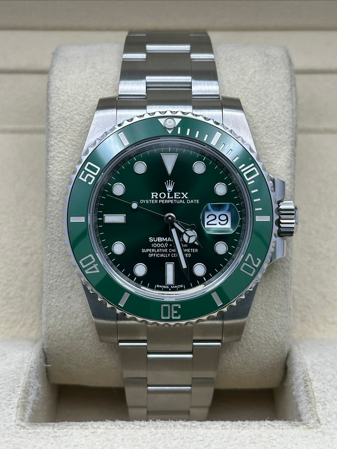May be an image of wrist watch and text that says '50 0 I0 ROLEX EX OYSTER OYSTERPERPETUALDATE PERPE TUAL DATE OYSTERPERPET PERPETUAL 29 SUBMA SUPER SUPERLATIVEC OFFICIALLYC METER…