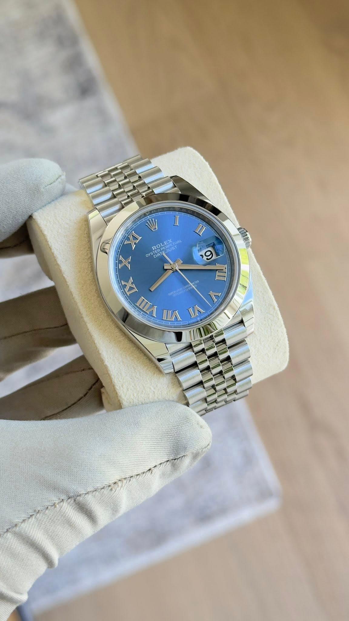 May be an image of wrist watch and text that says 'II W I A XI Y00 o ROL I 9 IX VIII VII И L'