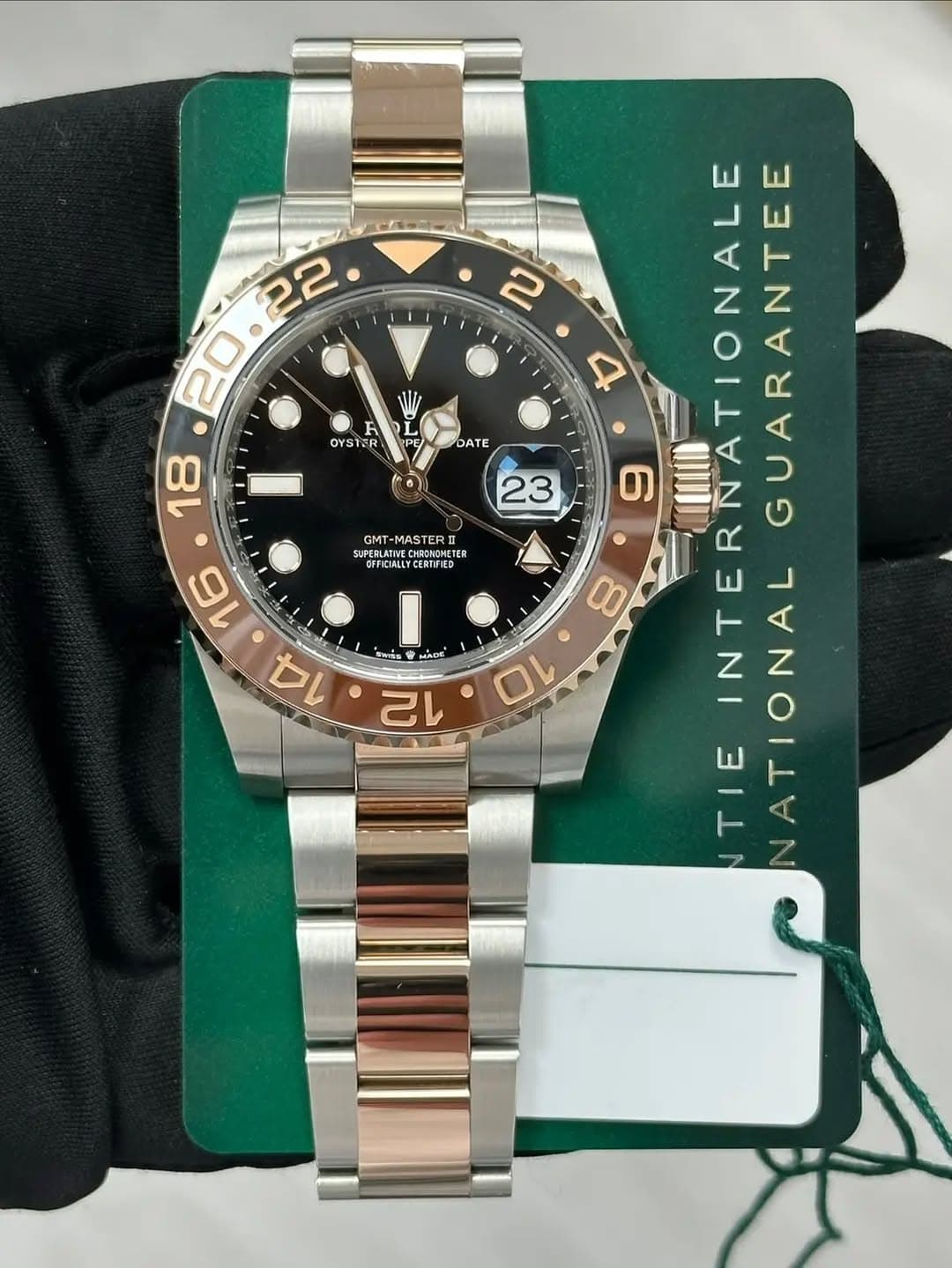 May be an image of wrist watch, strap, timer and text that says '/ 22 20 H OYSTER DATE 18 GMT- MASTERD OTEIONIL OFFIOALLYCERTFIED CHREMENE CERTIFIED TER 16 14 ー古 AE 一 ン SACE MACE…