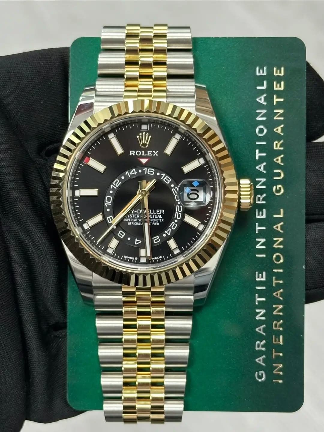 May be an image of wrist watch and text that says 'ROLEX Y-DI Y-DIVELLER TELLER M ISTERE TERFFPETUAL FPETUAL YSTERE OFFICIALLY NOMETE TIFIED 9 လ 2 PwAsse MADK O CII INTERNATIONE N…
