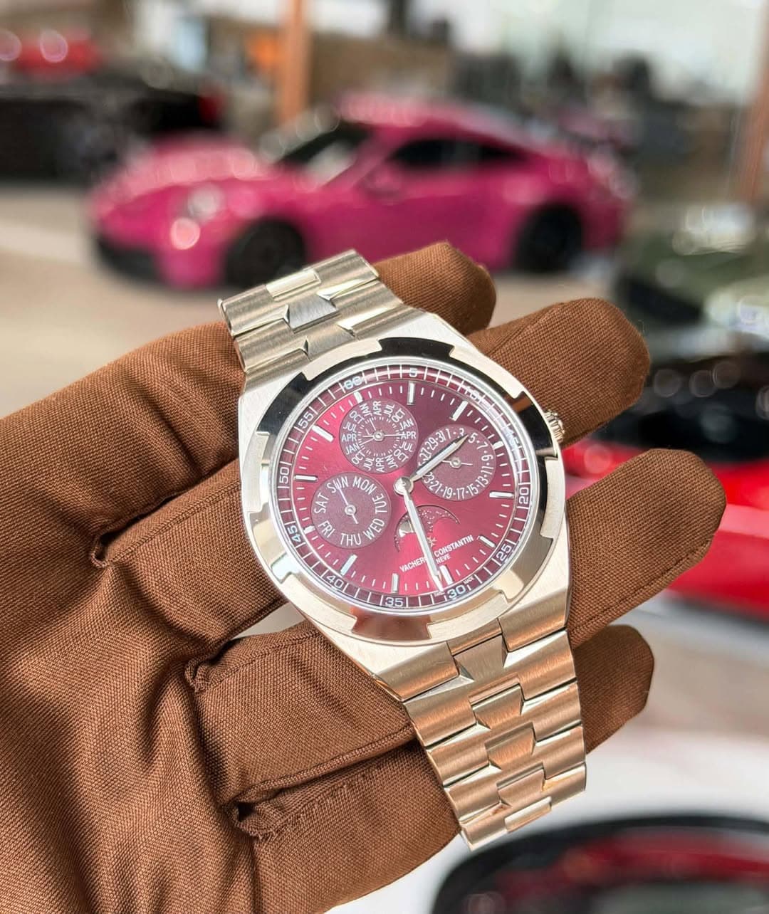 May be an image of wrist watch and text that says '00 ك 55 50 1:29-3 19. SN 1O SAT め 45 THU WE 20 CONSTANTION TC NTN VACHER O ש0 6 55 SE ሥራ ហ'