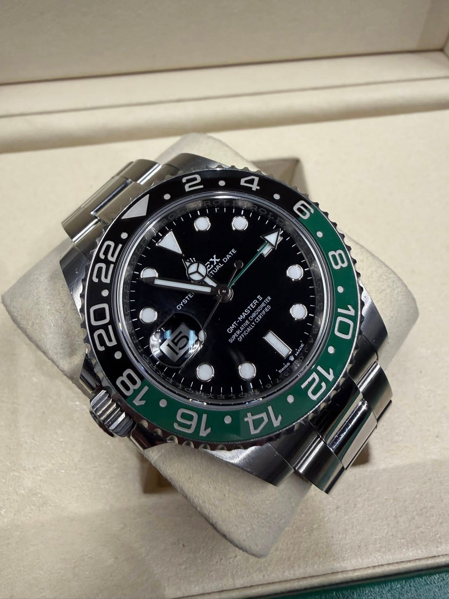 May be an image of wrist watch and text that says '2 6 UAL AL 8 OYST OYS -MAST MAS MASTERE R GMT HAR セ'