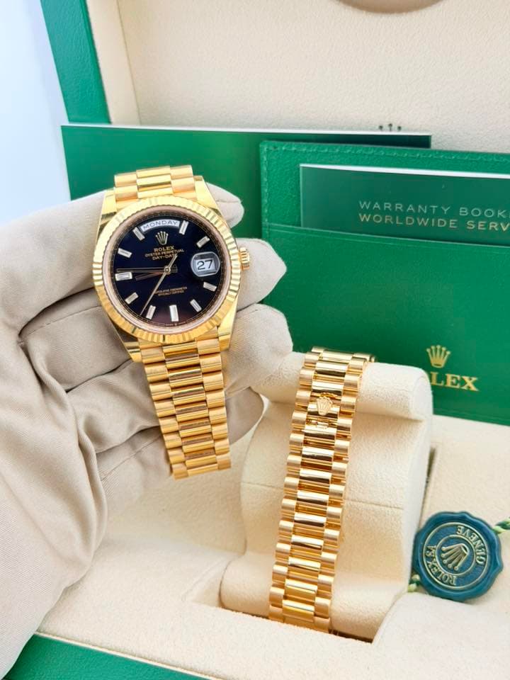 May be an image of wrist watch and text that says 'MONDAY - 27 ሰ WARRANTY BoOK WORLDWIDE SERV 11T LEX EROA EI0T បទ SAP ST N'
