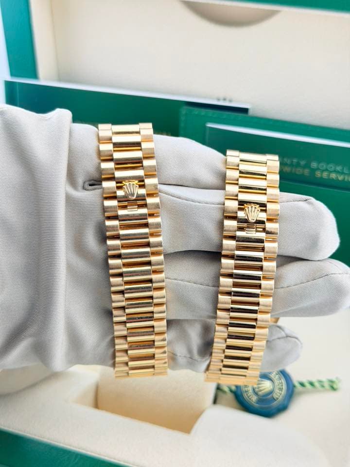 May be an image of wrist watch and text that says 'BOOKE SERVI S'