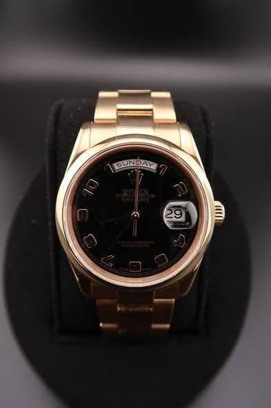 May be an image of digital watch and text that says 'SUNDAY 29'