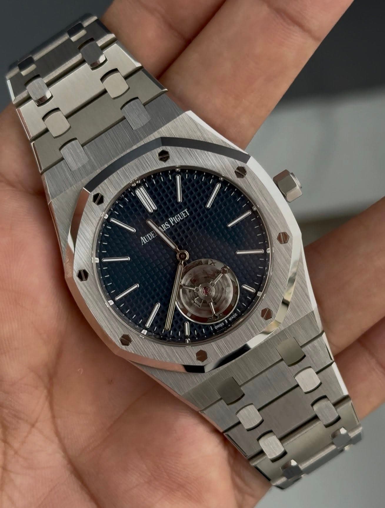 May be an image of wrist watch and text that says 'ម ARS RS PIGUET AUDE มี'