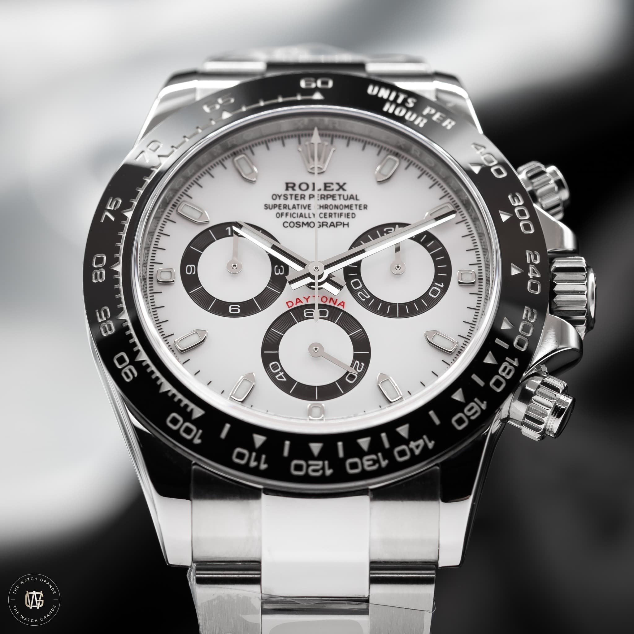 May be an image of wrist watch and text that says ' ROLEX DIDDET :RPETU 0 SUPERLATIVE พอกมอิน MNAMETE ETUAL UPERLATIVE HRONOMET ERTIFIED TER ER 1 COSMO COSMORAPH CERFE GRAPH…