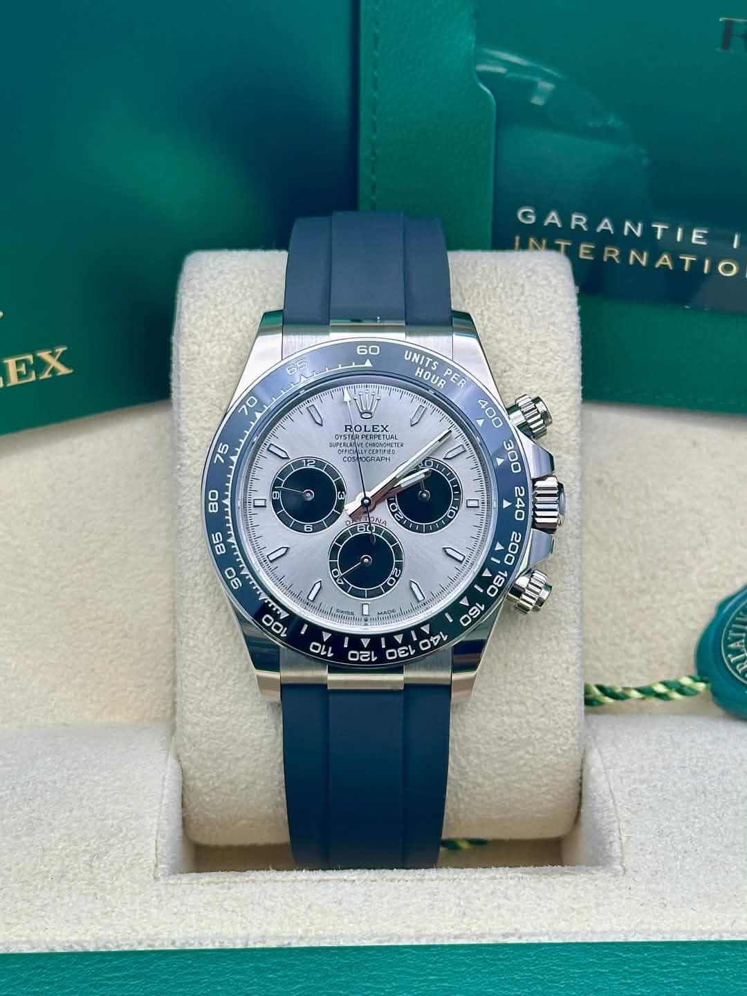 May be an image of wrist watch and text that says 'EX GARANTIE INTERNATIO 60 ES 70 75 ROLEX OYSTERPERPETUAL ETEILE CnOKCЛAPH nAPH 15 ® 0 00 a 1 L UNITS HOUR PER 400 mi 300 240…