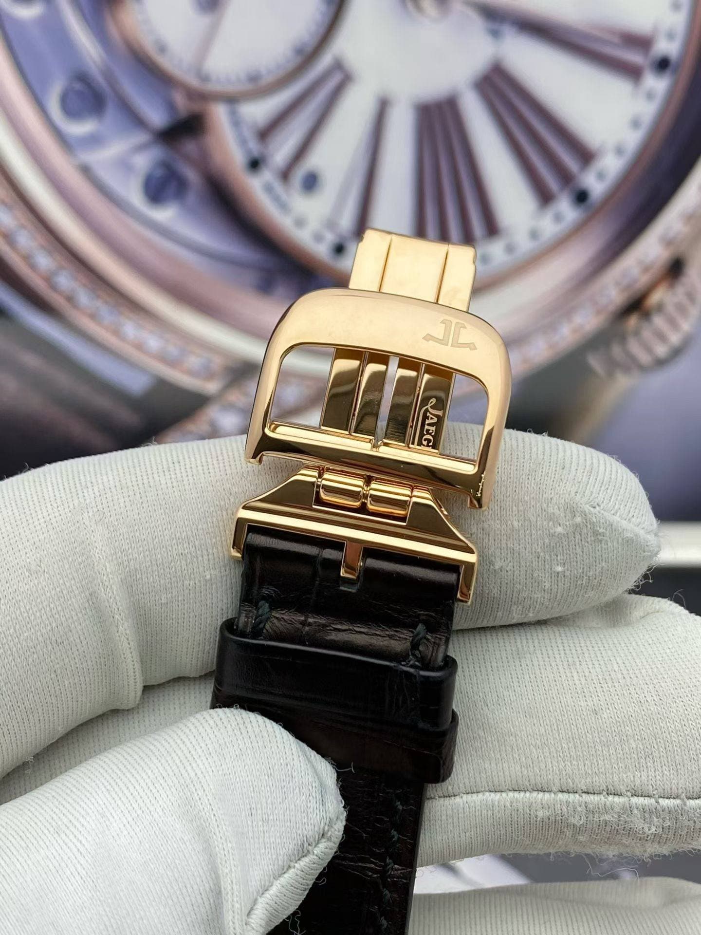 May be an image of wrist watch and text that says 'مال JAE QAEG'