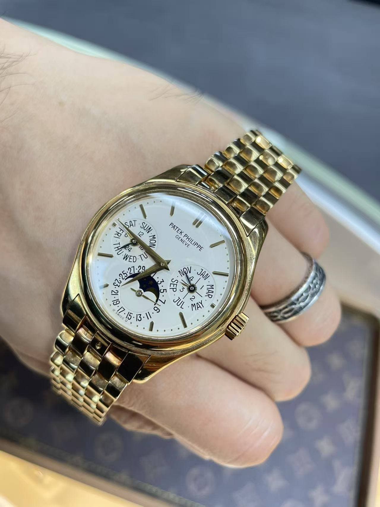 May be an image of wrist watch and text that says 'SAT CAT SUN PATE GENEVE ENELIPPE MILl GEN SENEVALIP PHIUPPE UPPE Pin ด TAN 1 3.5. SEP MAR के T0 B8 စ JUL A 정 MIII'