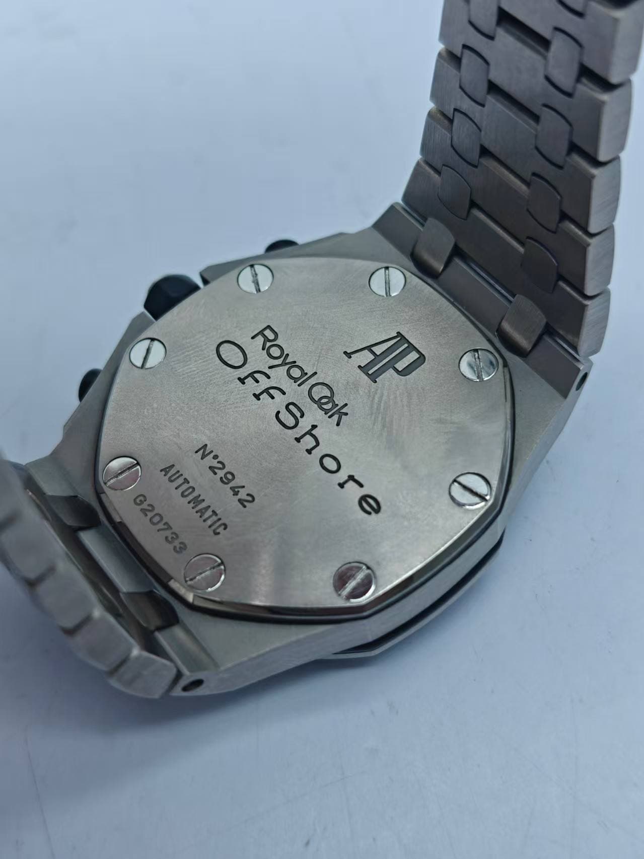 May be an image of wrist watch and text that says 'Royal RoyalCak OffShore hore Cak 品 AUTOMATIO AUTOMATIC N'2942'