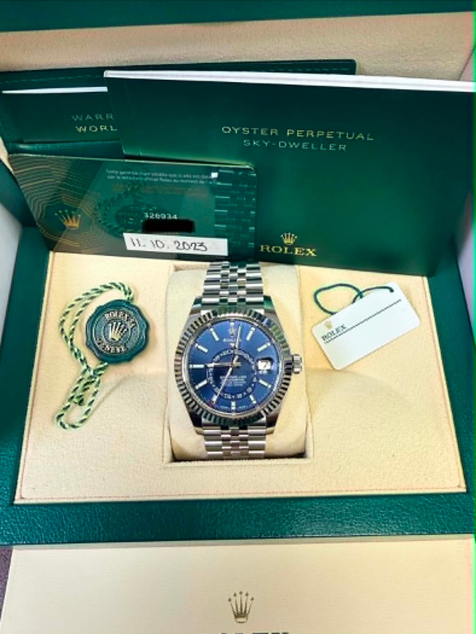 May be an image of wrist watch and text that says 'WORL OYSTER YSTERPERPETUAL PERPETUAL SKY DWELLER 326934 ۱١٠ 10 20/735 1子・ ROLEX EX ماى Y D I ROREX 2 2 味: ST'