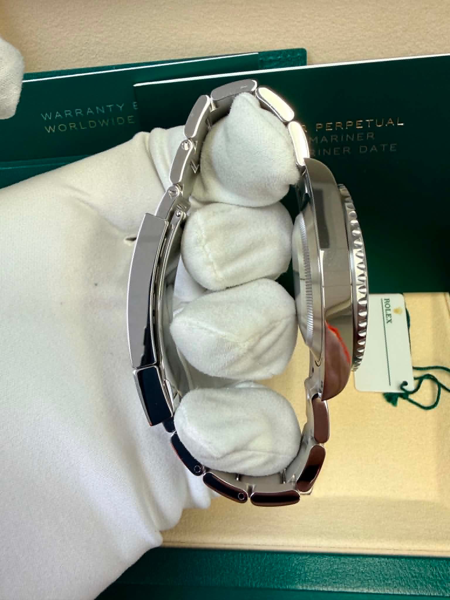 May be an image of wrist watch and text that says 'τ ប) ROLEX'