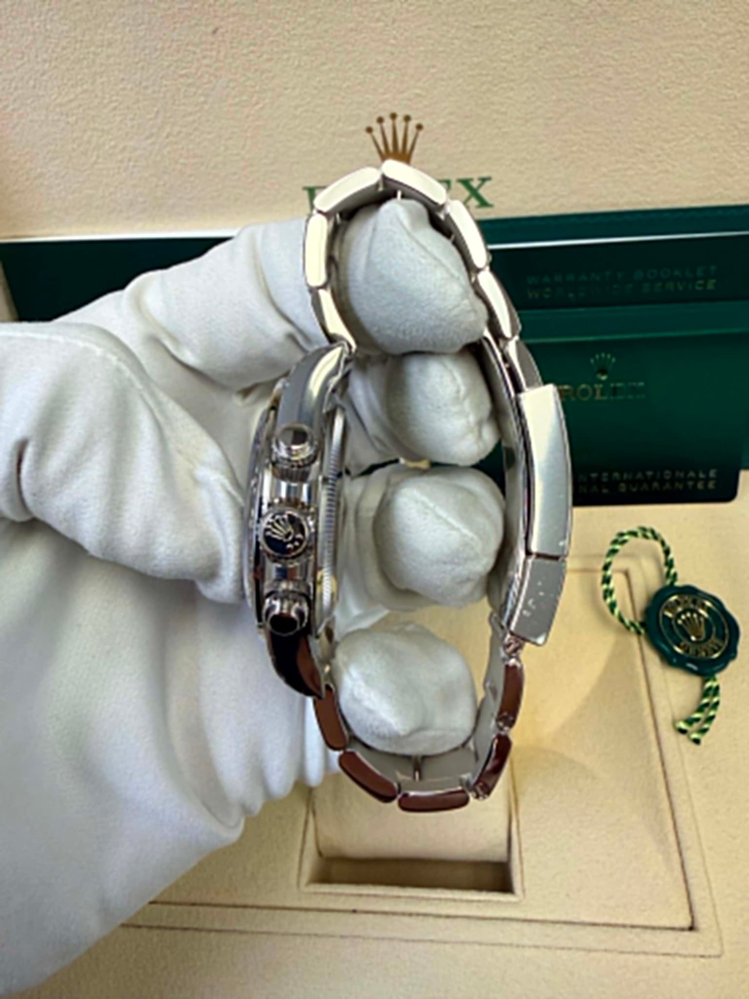 May be an image of wrist watch and text that says 'W x ፓርማት'