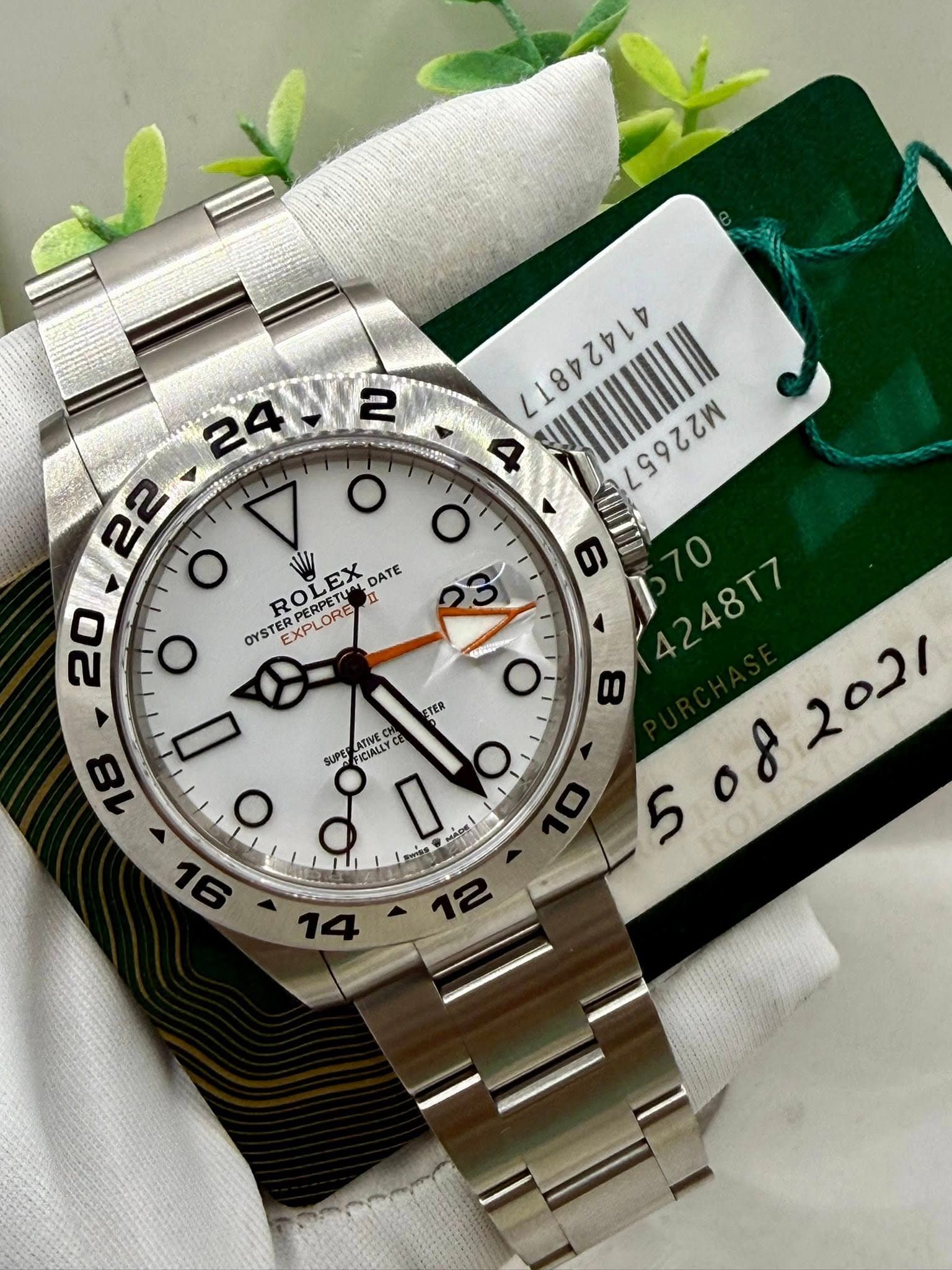 May be an image of wrist watch and text that says '24.V2 MMASSEOO 4 9966W 22 - O O O WI DATE 20 R OYSTE ERPERPETU EXPLORE OLEX RPETUA I o D ETER TER ATIVE 18 SUPE ICIALLY SCALY…