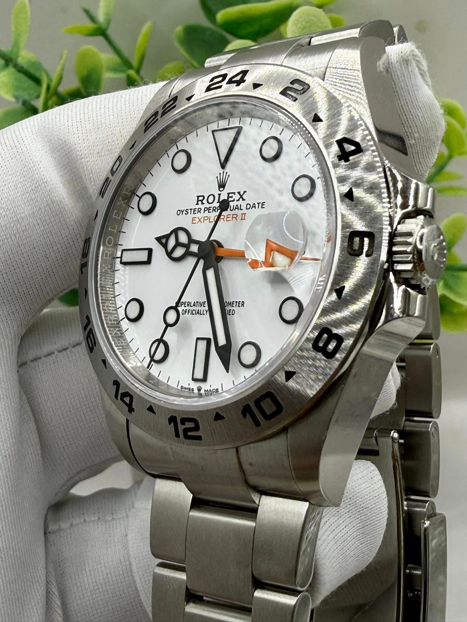 May be an image of wrist watch and text that says ' O Ό OYSTER EXPLORERI n ROLEX EX ROL PERA UAL DATE EXPLO RER RIO O PERLATIVE OMETER OFFICIALLY TED ED O No RatS MAPE'