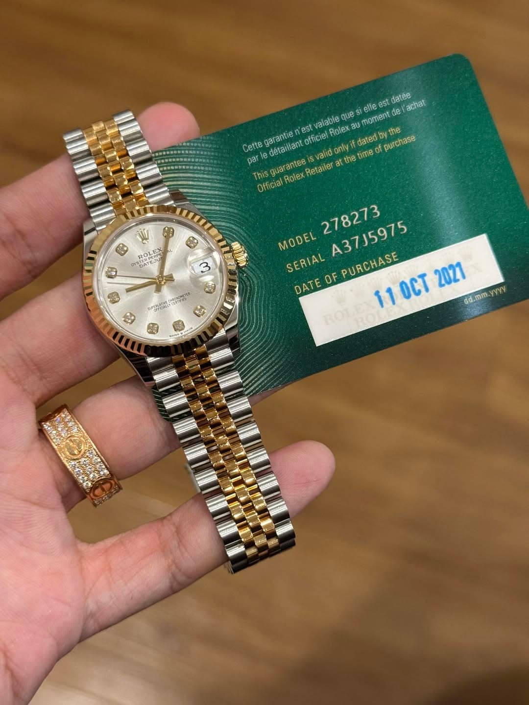 May be an image of wrist watch and text that says 'que e aumomentd lfe est moment del datée achat n'est valable the Cette #garantie par détaillant officiel Rolex datedy p…