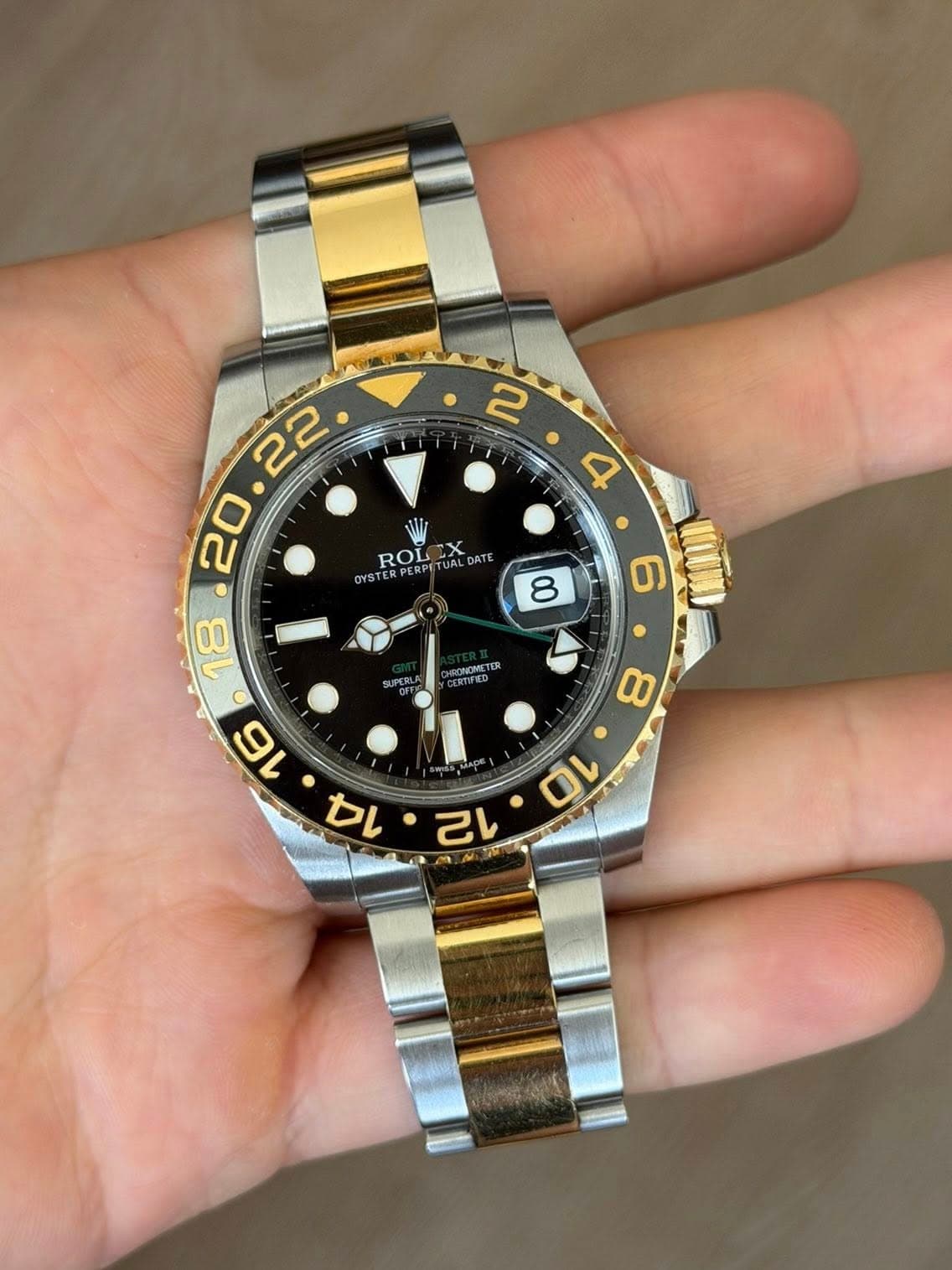 May be an image of wrist watch and text that says ' • 18 ROL TUALD ROLTUALDATE NAL DATE PERP YST 8 6 SUPERL ONOMETE 8 16 ,pK ل 12 14 10'