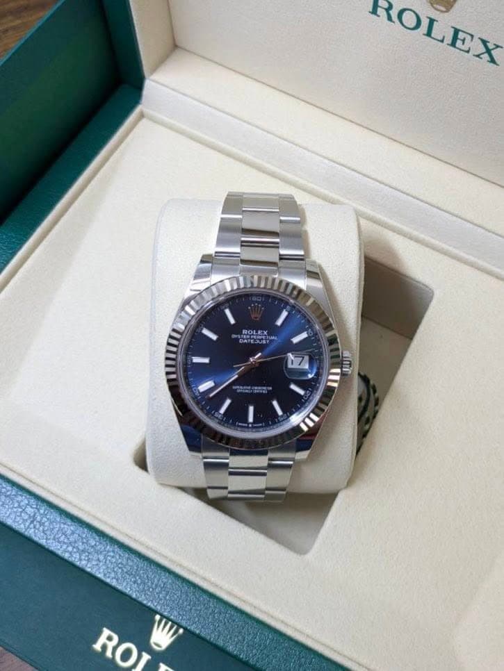May be an image of wrist watch and text that says 'ROLEX ROLEX 17 ወጠ 11 ROJ'