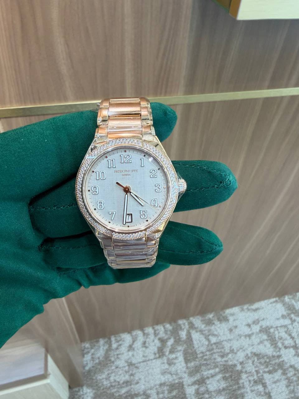 May be an image of wrist watch and text that says '. FATEKPHUPPE PaTEK 모체이 V 9 كن 8 4 7 מן 101 S'