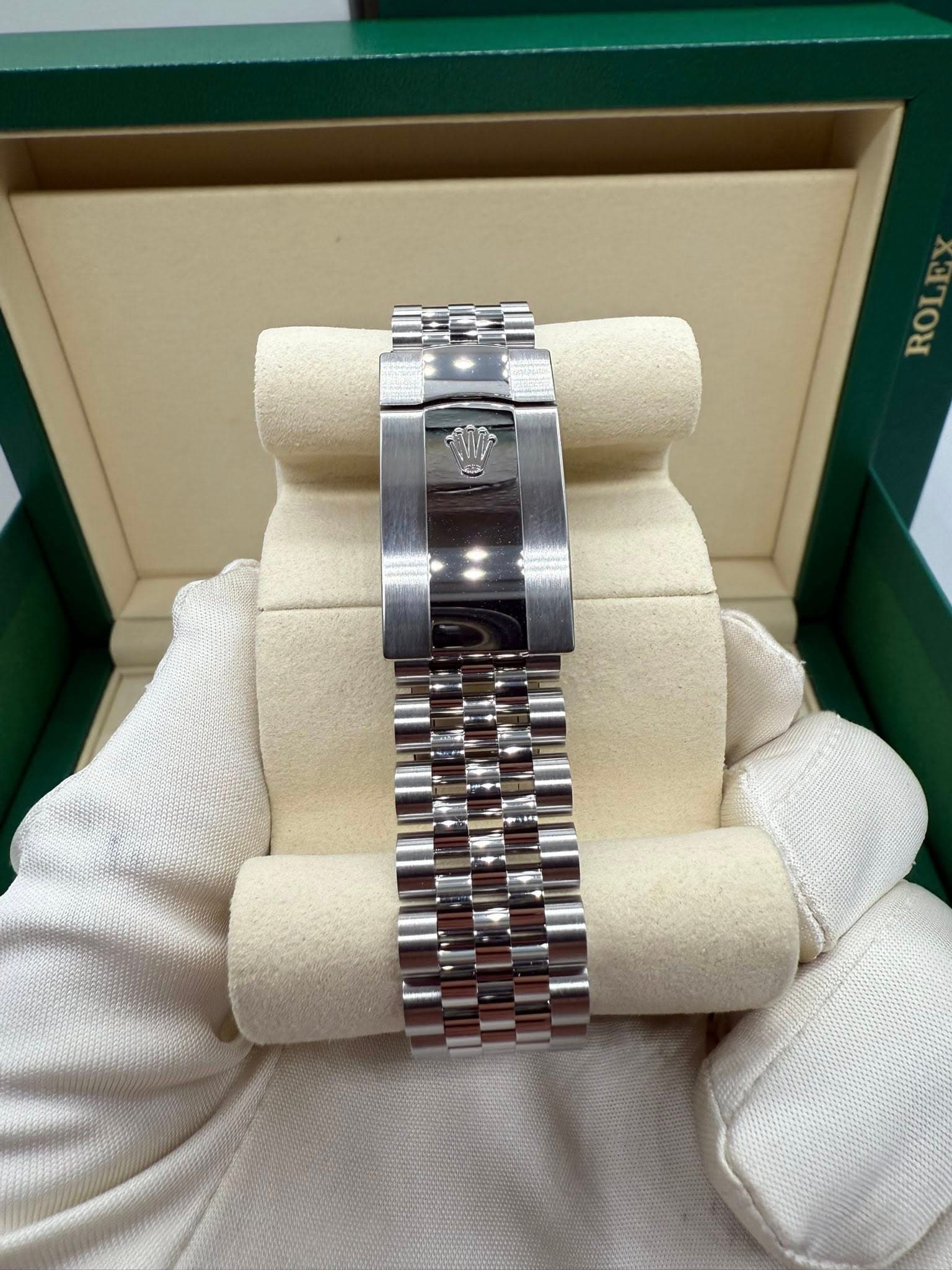 May be an image of wrist watch and text that says 'ROI'