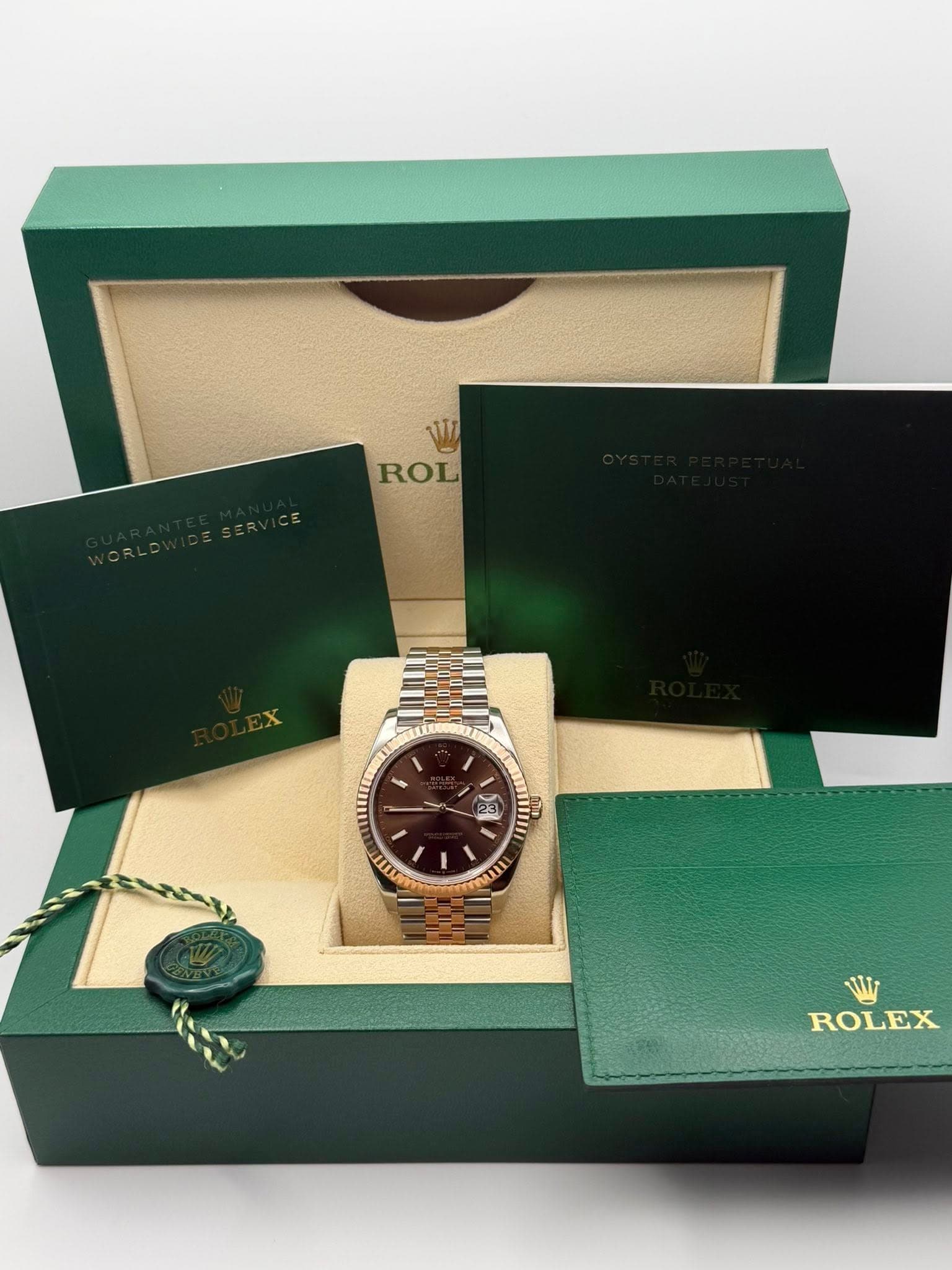 May be an image of wrist watch and text that says '17 ROL កី WW ROLEX'