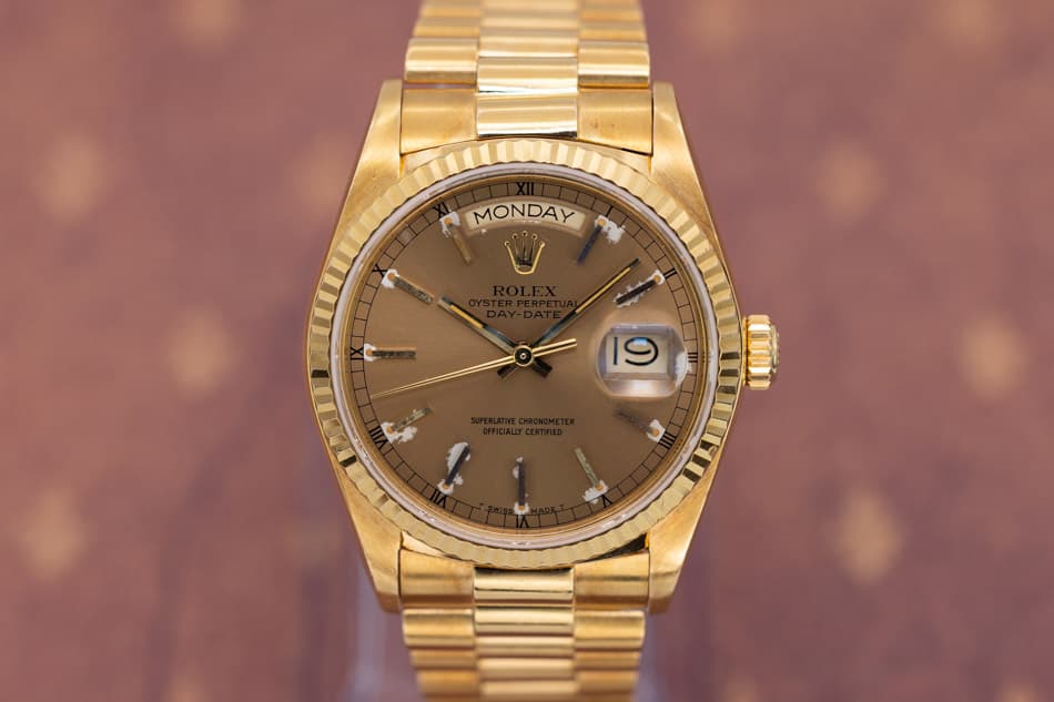 May be an image of wrist watch and text that says 'MONDAY รา ම 19'