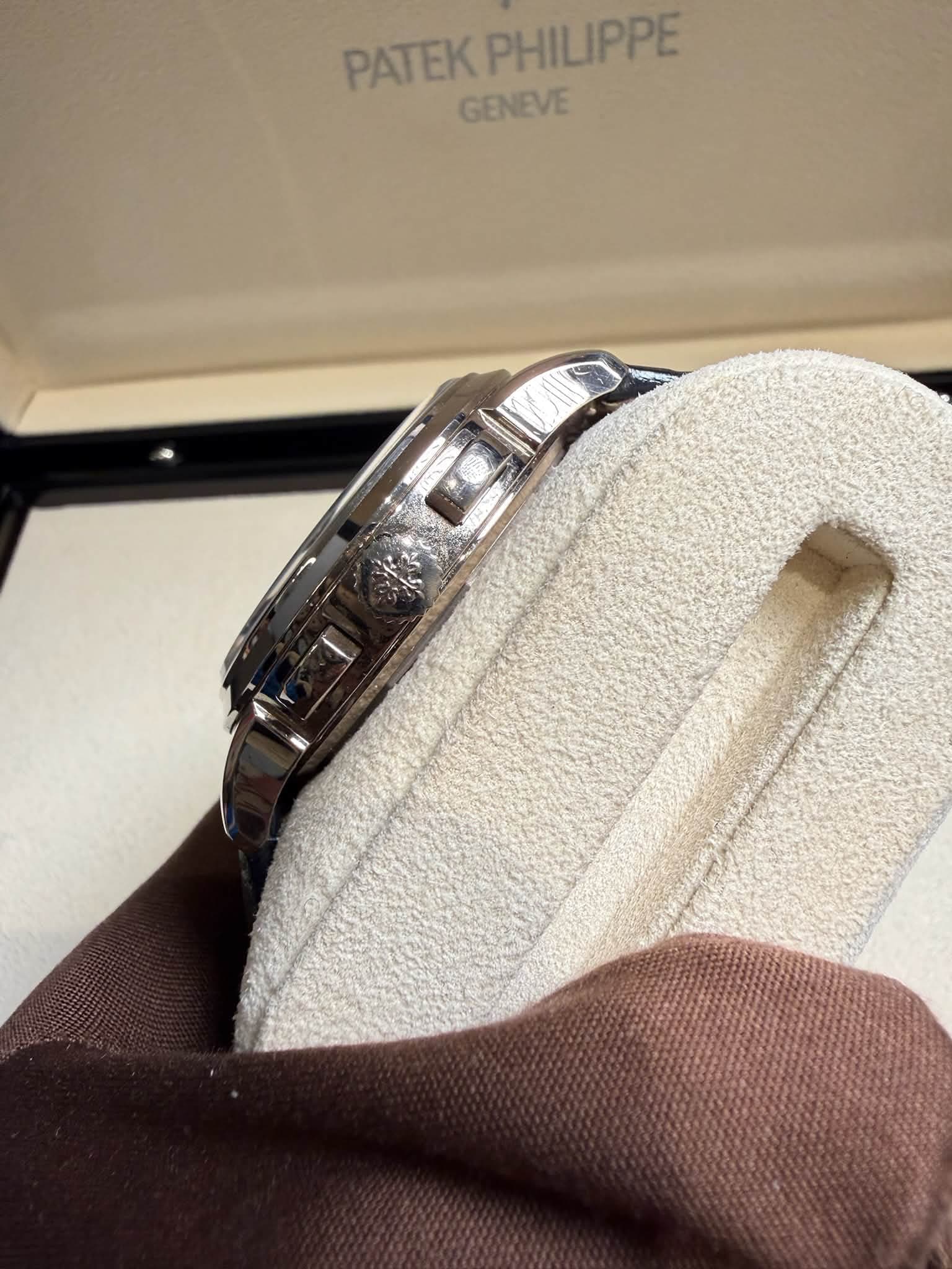 May be an image of wrist watch and text that says 'PATEK PHILIPPE GENEVE'