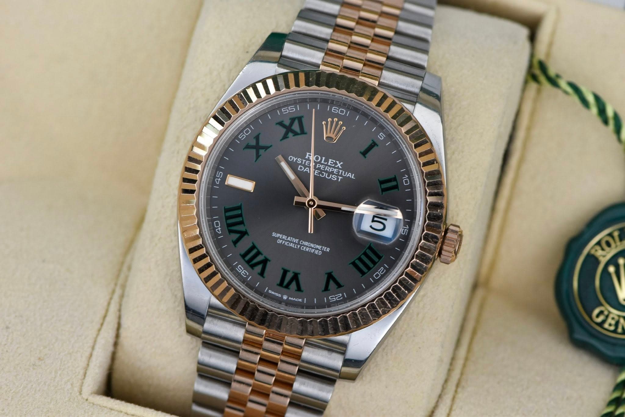 May be an image of wrist watch and text that says ' W OYSTEOLEX DA OYS ROLEX EJUST PERPETUA TUAL 10 40 SUPER SUPERLATNR OFFICIALLY CERTIFIED CHRONDMETES ER 5 5 SL 5 SE Sire MACK 22…