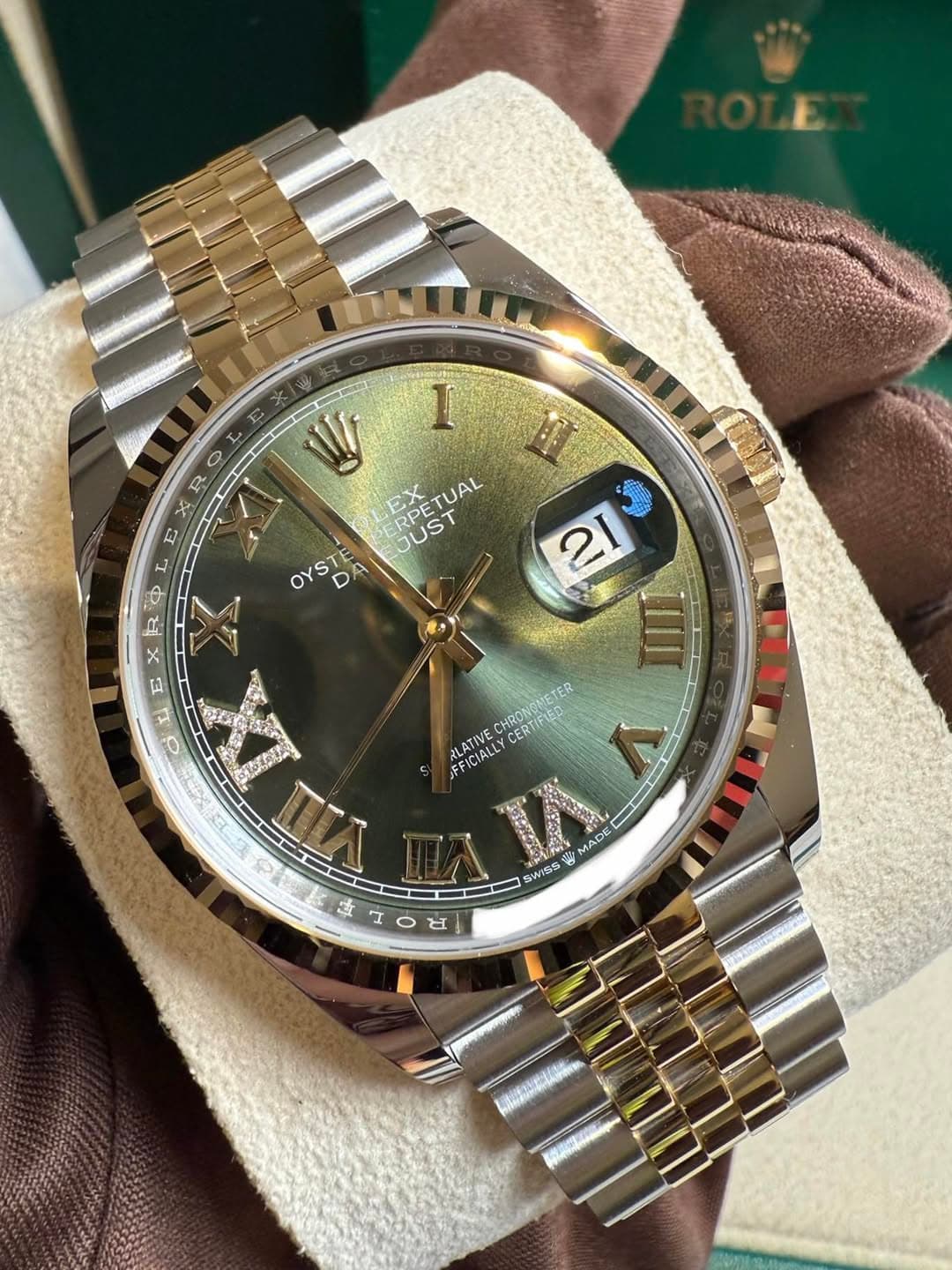 May be an image of wrist watch and text that says 'I O R X X E I Ф 복 E E W RPETUAL JUSTUAL JUST OYSTE DA 南 21 E O CHRON RLATIVE CHRONOMETER TER SFFICIALLY KLATIVE CER N 有口 と MADE…