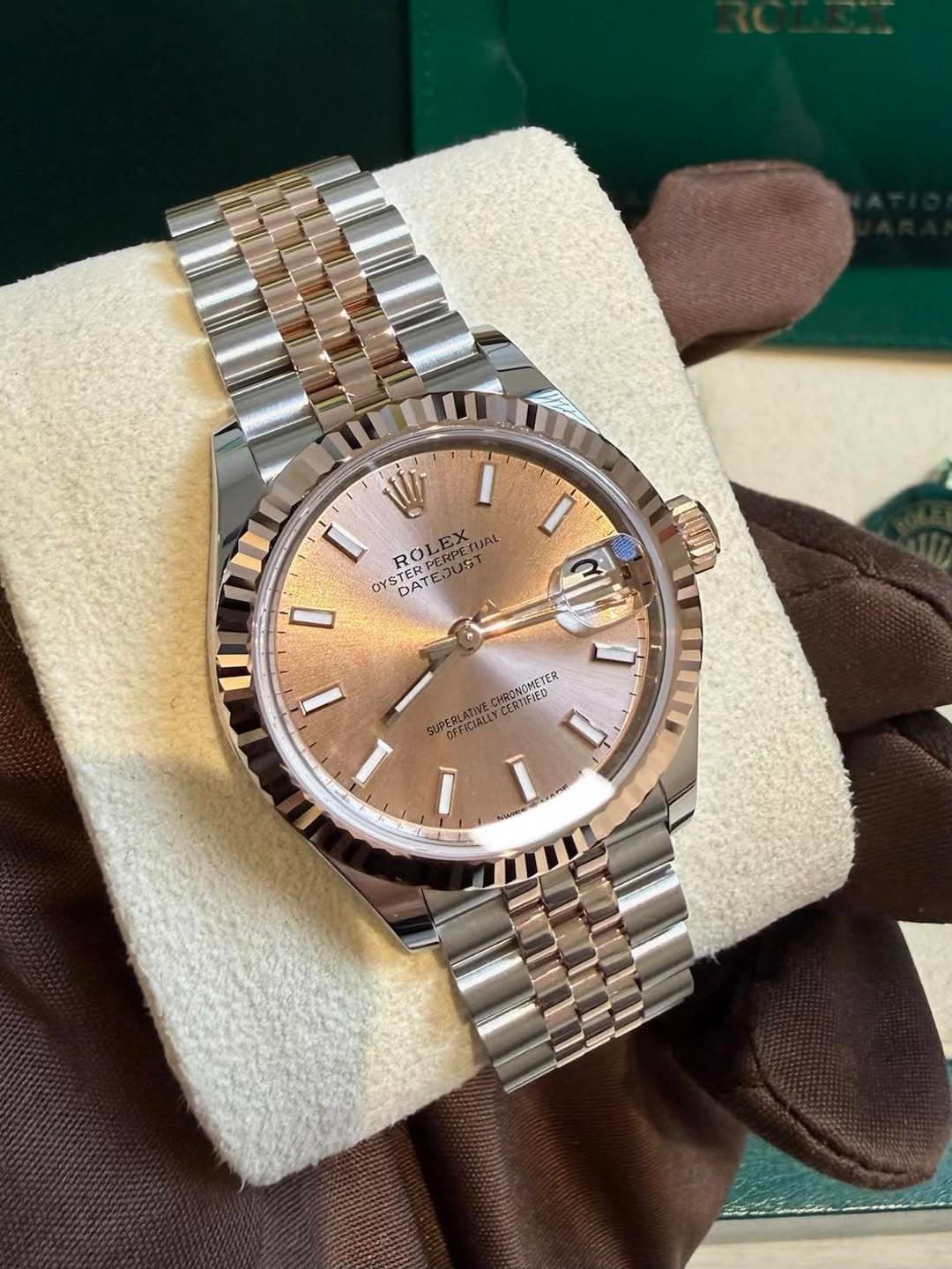 May be an image of wrist watch and text that says '1 W 0 ROL OLEX STERPERECUA OYSRULBAIAL LEX OYST STERP du US DATE TEOUST I 2 I CEETIFIED CERTIIED HRONGMETER ETER SUPERLATIN…