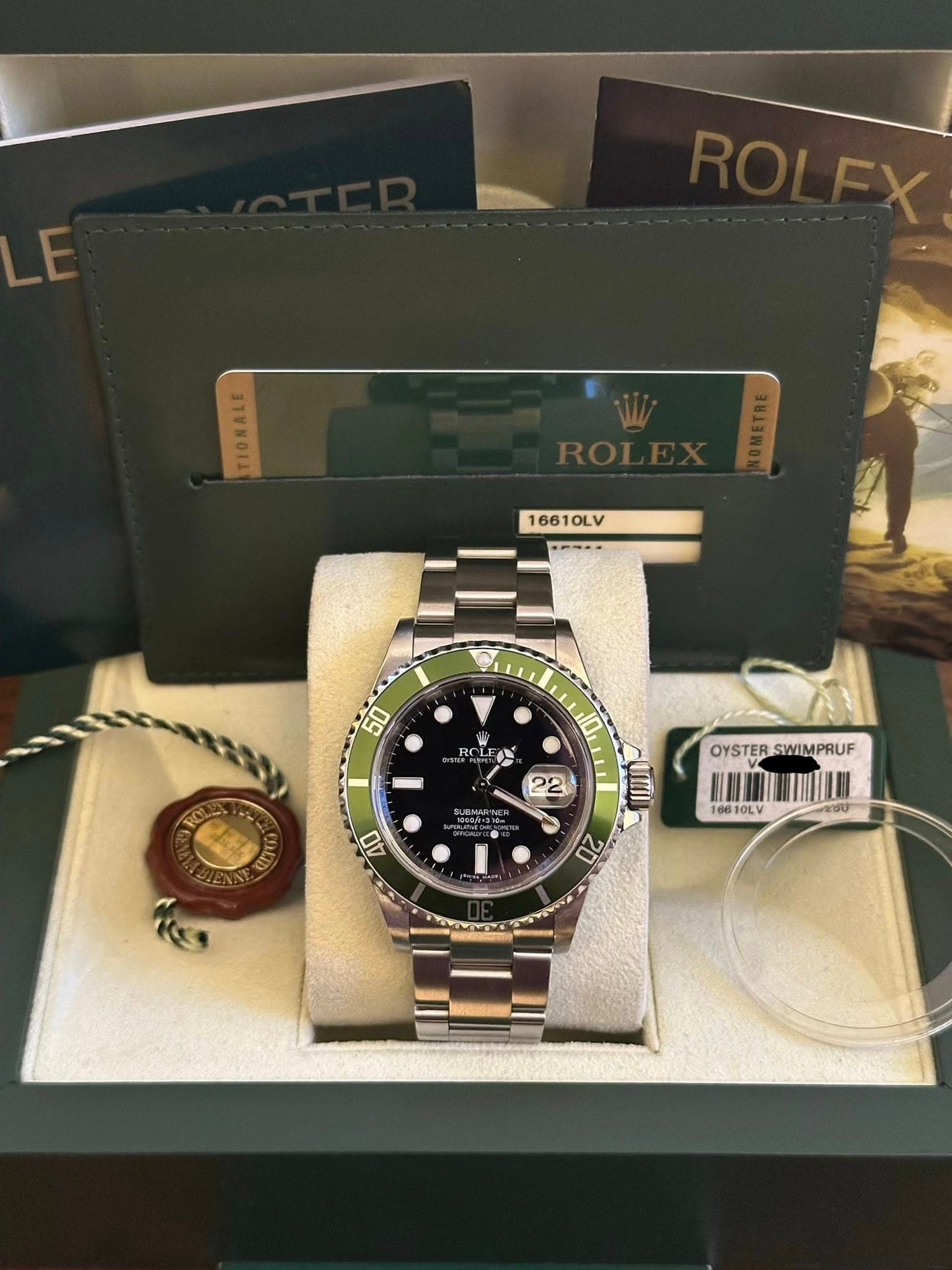 May be an image of wrist watch and text that says 'ROLFX TIONALI 16610LV 1661 OLV ・・ 50 RC ROL 一 22 DUSHARING LARINER OYSTER_SIIMPRUF SWIMPRUF OYSTER co 10 UMI 20 40 I 0610LV 2SU'