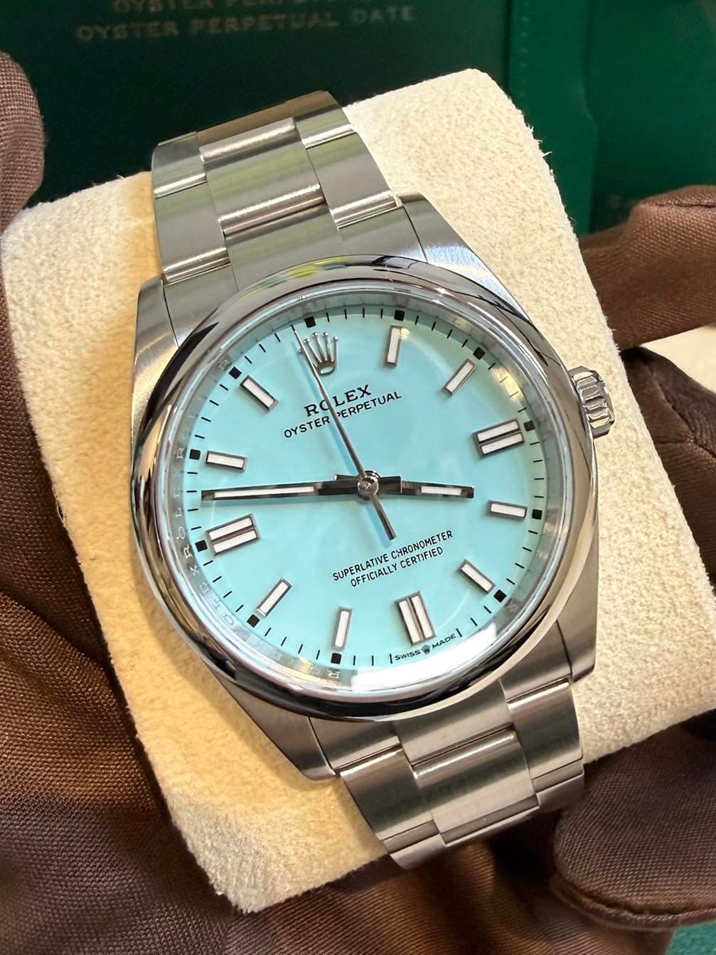 May be an image of wrist watch and text that says '- I R W የ LEX PERPETUAL I OYSTER Il Wn 여 R /I SUPERLATIVE CHRONOMETER CERTIFIED OFFICIALLY / 1 MADE! SWISS 円'