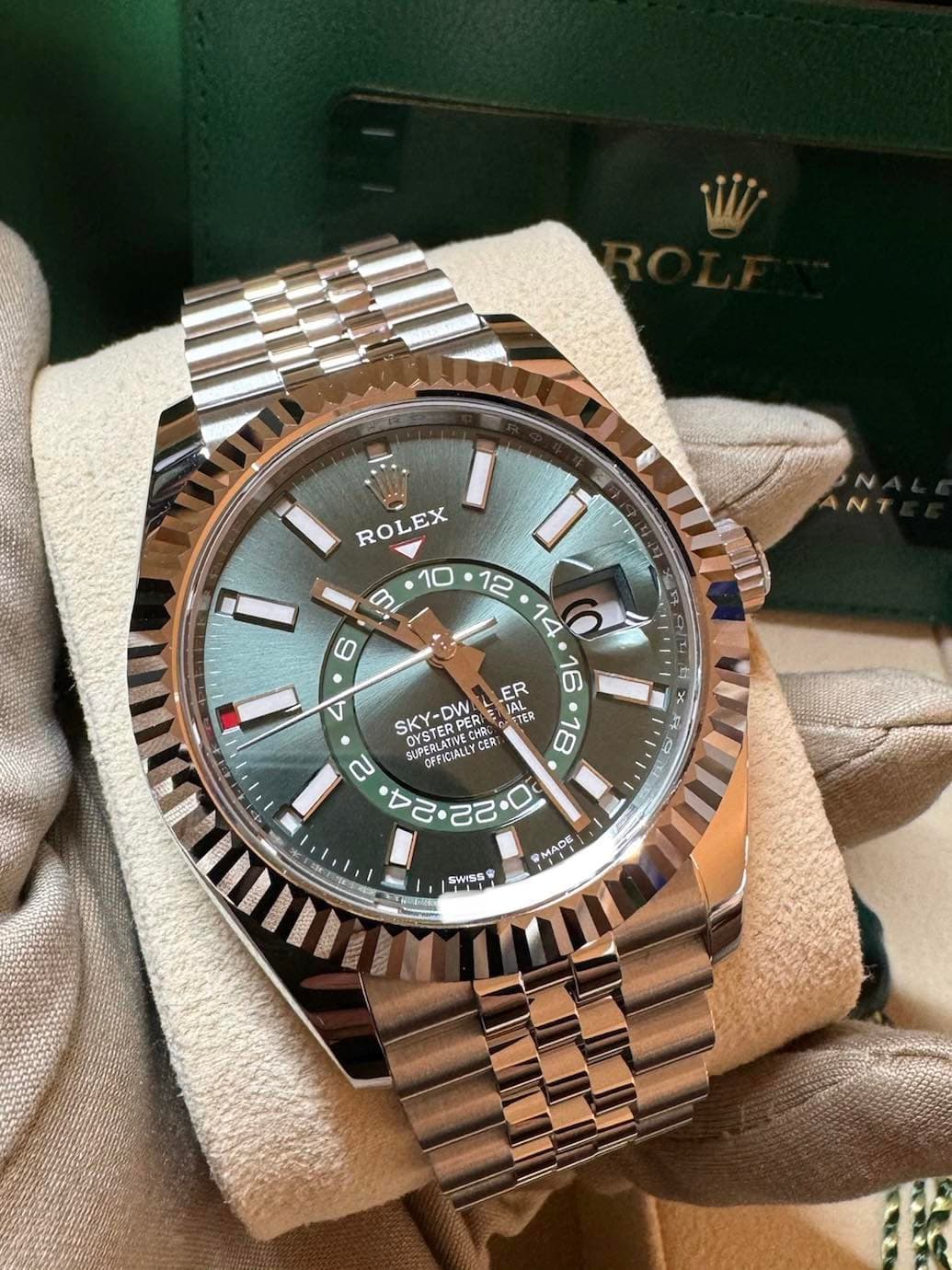 May be an image of wrist watch and text that says '220 ROLEX 10 90 6 i I ム 12 14 ER 16 SKY-DW OYSTER JAL TIER OYSTER SUPEPLARE OFFICIALLY CHRC CER PERA CHOC PERLATNE 2 PEM 0 Ω 22 လ…