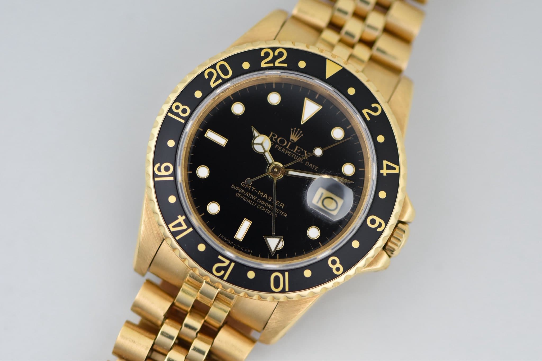 May be an image of wrist watch and text that says ' ه S 9 E TU0R 8 0'