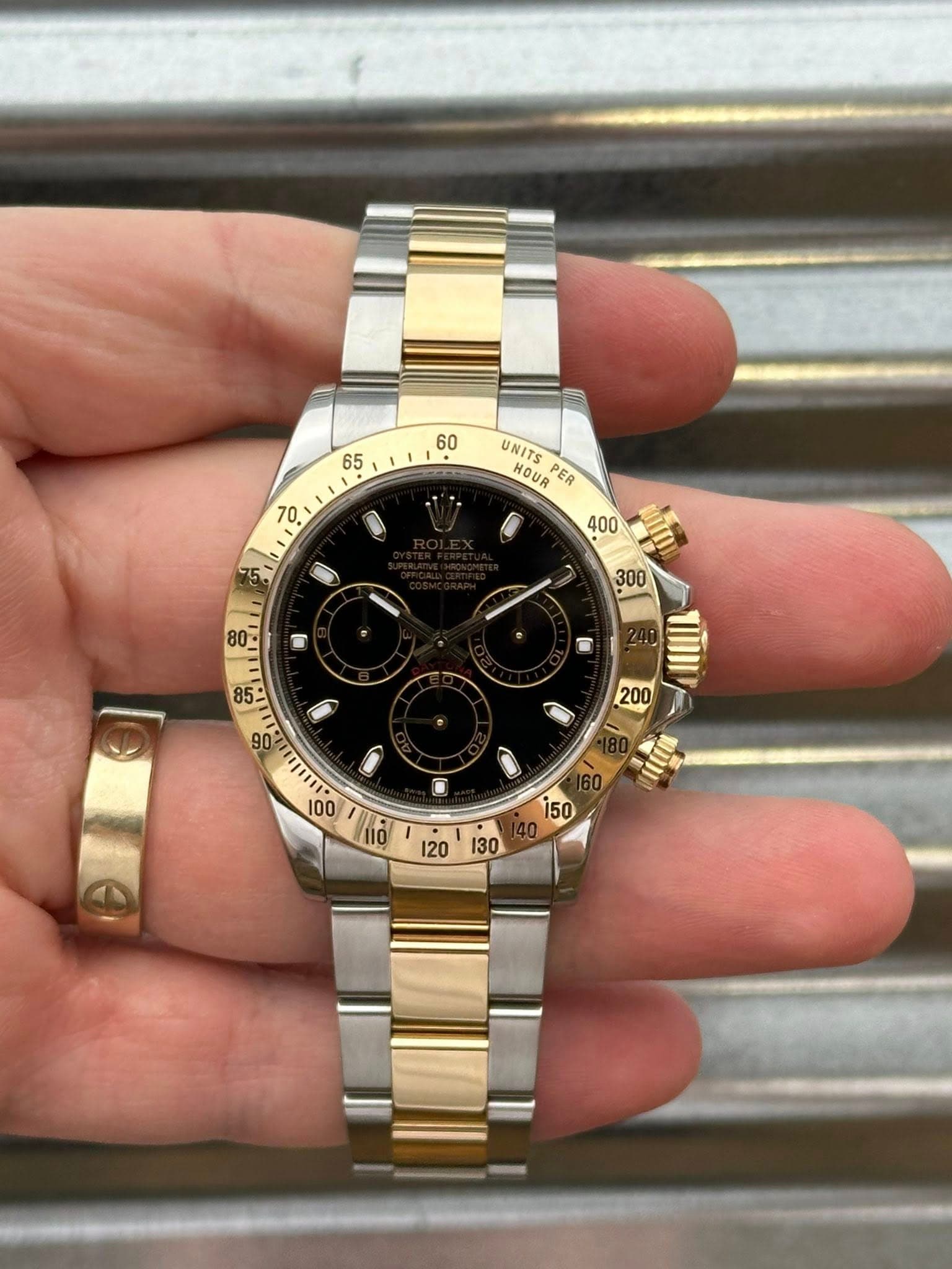 May be an image of wrist watch and text that says ' UNITS HOUR PER کى !, I 100 hio 20 130 0O 150'