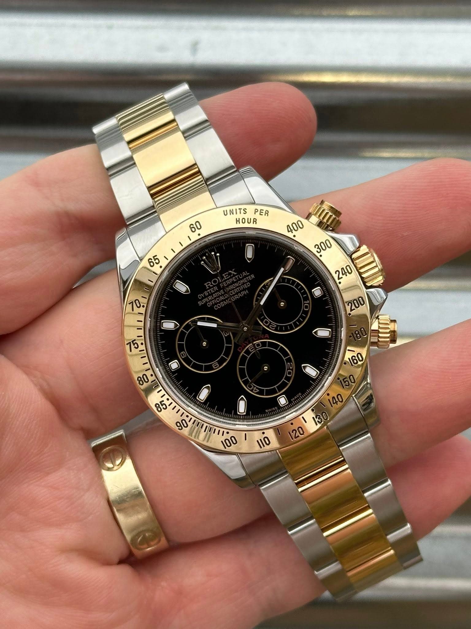 May be an image of wrist watch and text that says 'UNITS PER HOUR ٥ উ DII Th 000 + 40 20 OI'