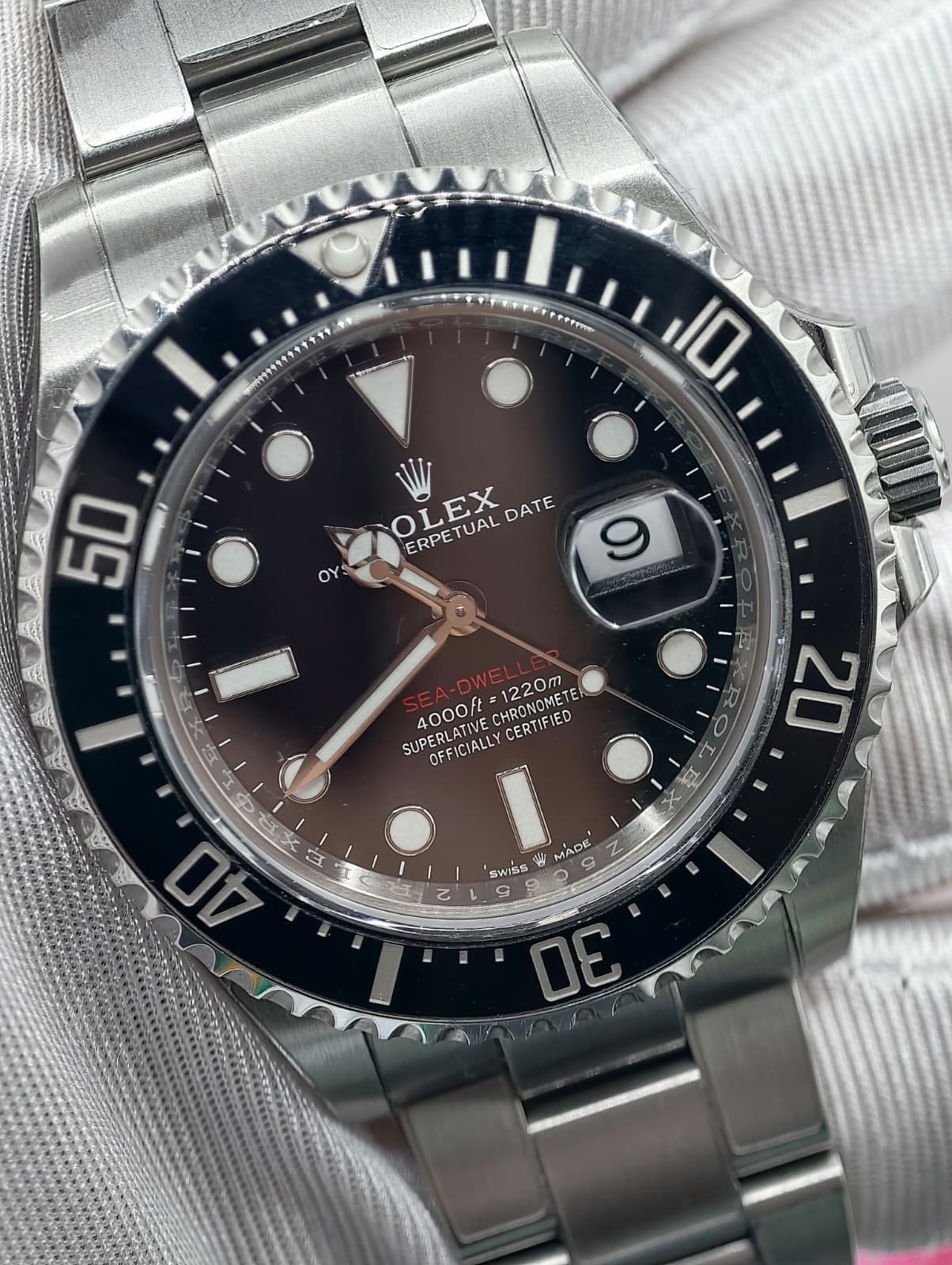 May be an image of wrist watch and text that says '10 50 OY OLEX ERPETUALDATE 9 ERPETUAL EX DATE ERPE TUAL 1220m CHRONOMETE ETE SUPERLATIVE CERTIF ED 4000ft PONOMET OFFICIALLY 20 B…