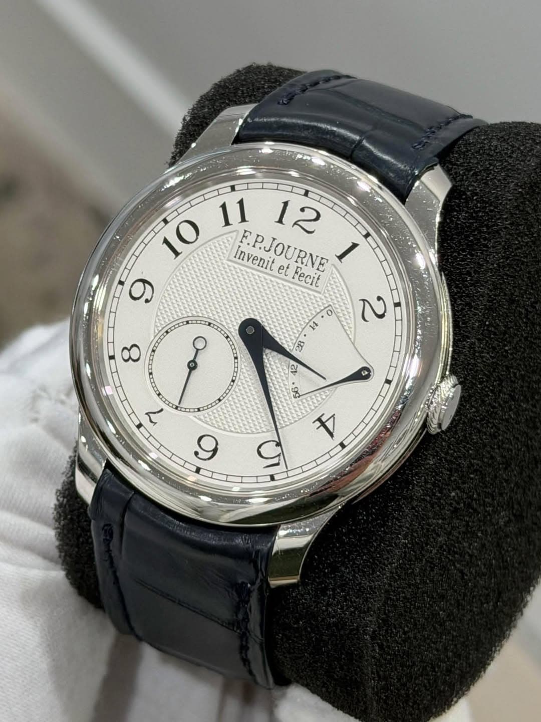 May be an image of wrist watch and text that says 'পকল 10 11 12 Invenit et Fecit FPJOURNE 1 9 2 8 A O MA 28 42 g9 モ 9 7 6'