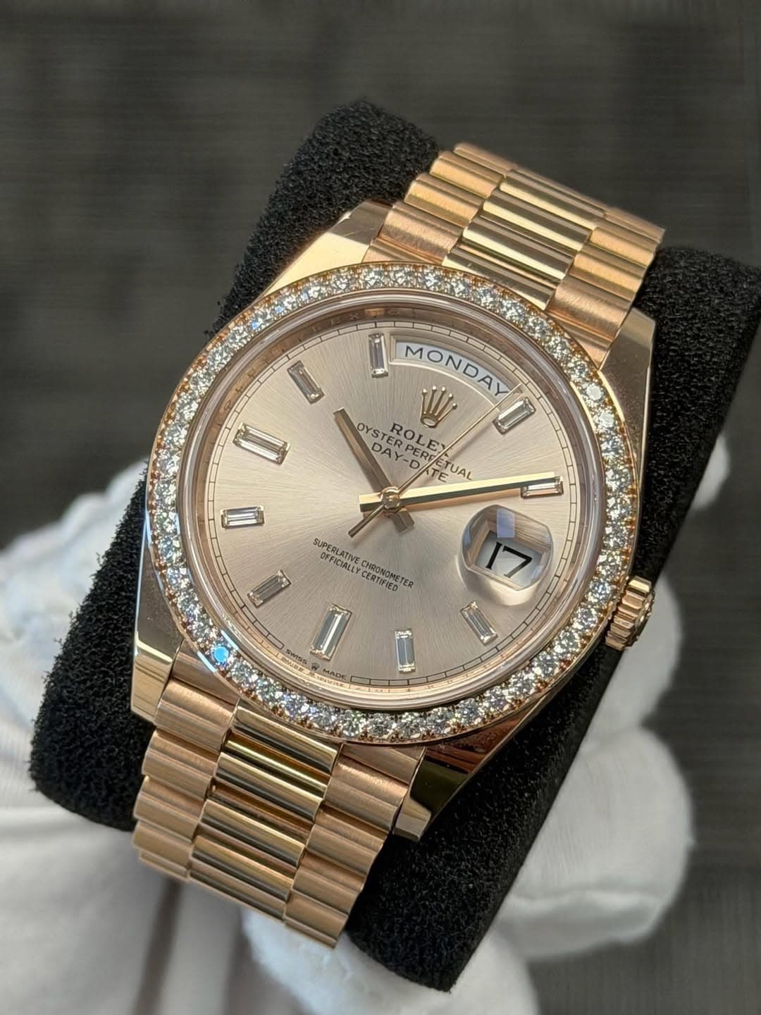 May be an image of wrist watch and text that says 'MONDAY AY OYST ROI D W DAY PEREE ROLEX EX 0 D REETUA TE E UAL II 17 VII SUPERLATIVE OFFICIALEY FICALLY CHRONOMETS CERTIFIEN…