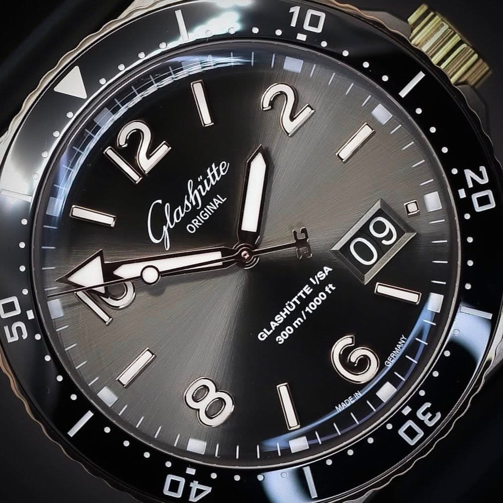 May be an image of wrist watch and text that says 'N OS ഗ 12 Glasfjitie ORIGINAL ORIGINAL 2 09 9 1/SA ft GLASHÜTTE 300m/1000f m/ m/1000ft 1000 300 C I GERMANY MADE IN Oo 3'