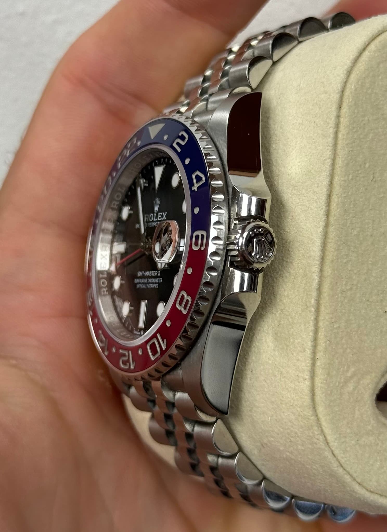 May be an image of wrist watch and text that says '1.2 2 OLEX -NASTERS 瓜 RO 유 वा.'