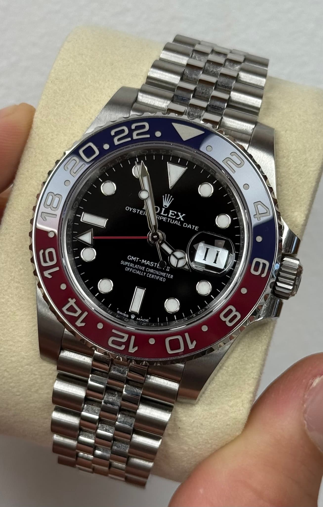 May be an image of wrist watch and text that says '22 20 2 O 18 O 2 O 4 OYSTER RPET OYSTEAPLEX RPE TUAL DATE LEX - II GMT -MASTE SUPERLATIVE SUPER LATIVE CHOON OFFICIALLY CER…