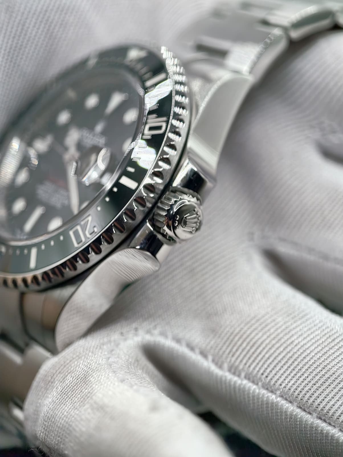 May be an image of wrist watch and text that says 'OI 00'