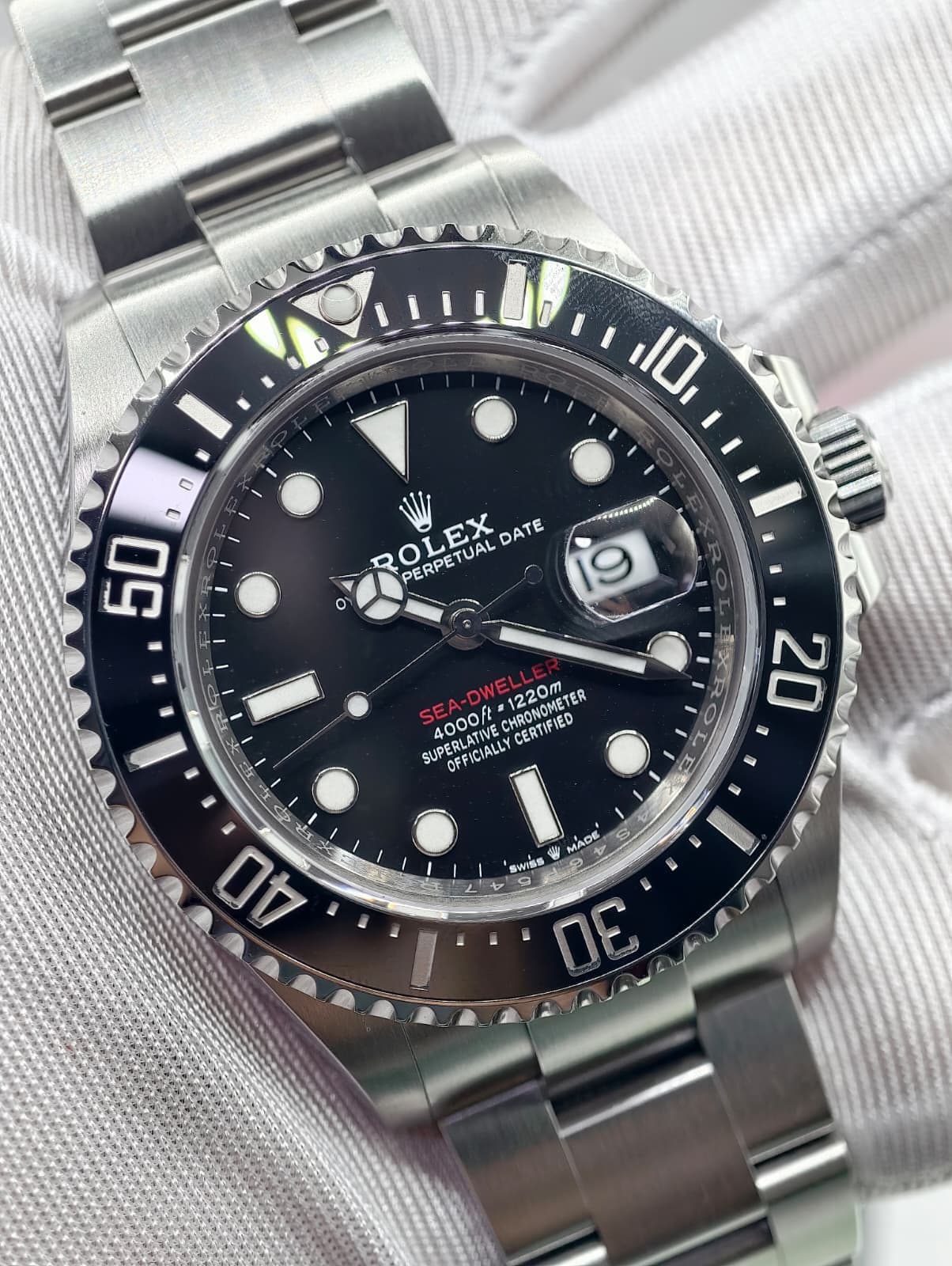 May be an image of wrist watch and text that says '10 ก 1 50 ROLEX PERPETUAL TUAL DATE ٥ 19 =1220m. CHRONOMETER ER 1220m SUPERLATIVE OEEICIALLY CERTIFIED SUPERLATIVE 4000ft…