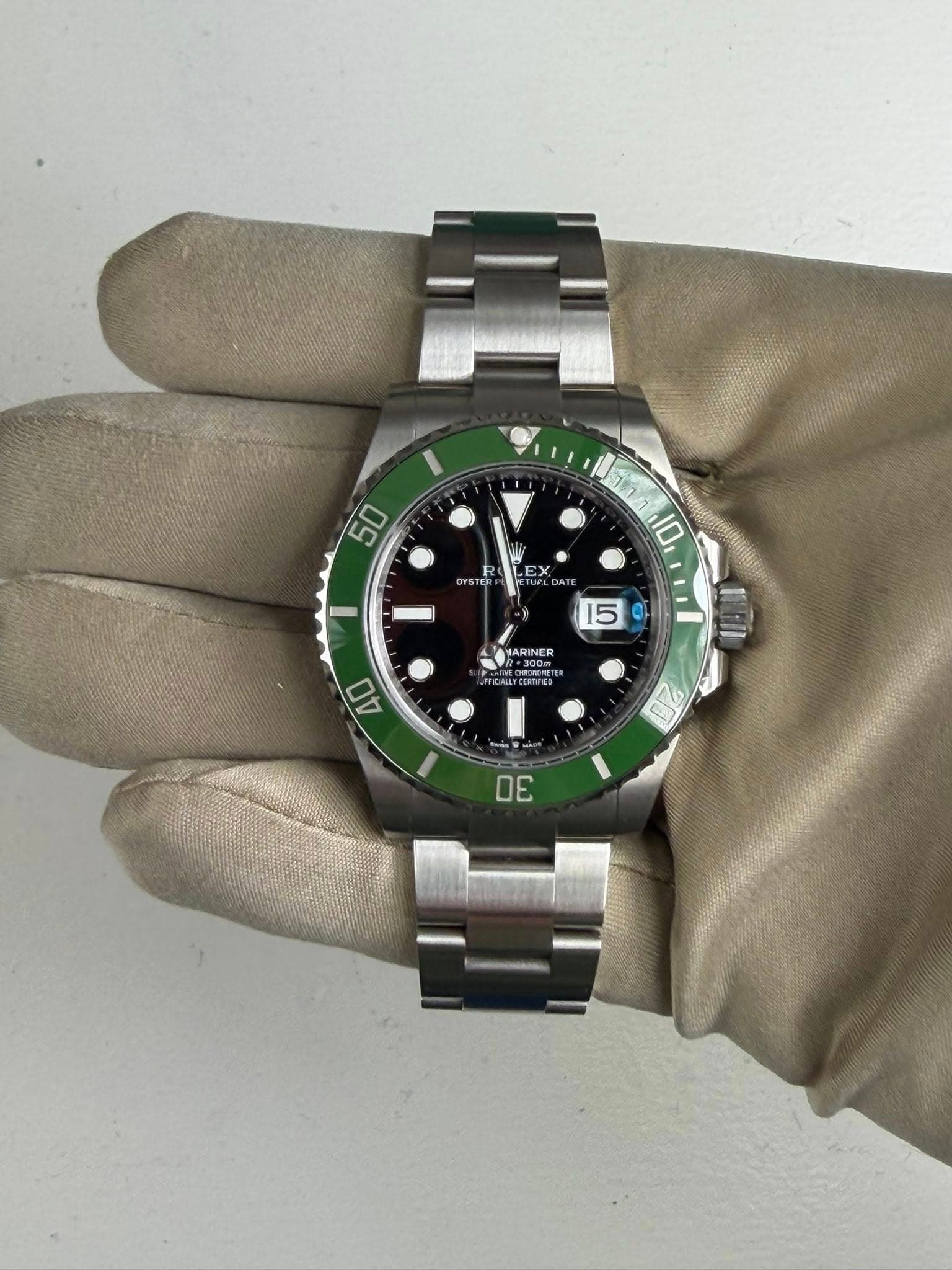 May be an image of wrist watch and text that says '50 W ب E STOR I 10 15 BARINER "300% CHE AO م 30'