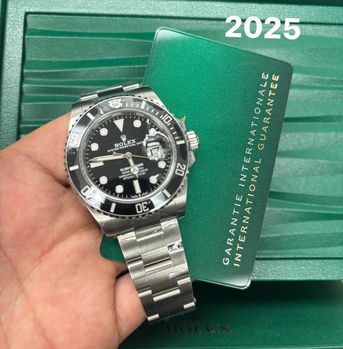 May be an image of wrist watch and text that says 'A+ 0 10 OLE X ተይ IEY EX DYSTE ERPERPETUAL ROLEX LOL SUBN oИ INTERNATIONALE G GUARANTEE GARANTIE TIE INTERNATIONAL N'